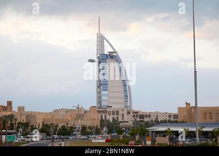 DUBAI, EMIRATI ARABI UNITI - 21 NOVEMBRE 2019: Burj al Arab hotel di lusso con vista sulla città e cielo nuvoloso a Dubai Foto Stock