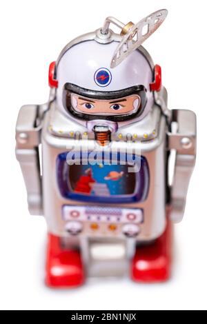 Vintage tin robot giocattolo isolato su uno sfondo bianco. Foto Stock