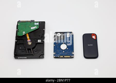 Disco rigido isolato su sfondo bianco. Unità disco rigido HDD del computer. Memoria di archiviazione del computer. Unità a stato solido del computer. Foto Stock