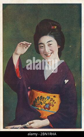 [ 1910 Giappone - Ritratto di una Geisha ] - giovane geisha in kimono. cartolina vintage del xx secolo. Foto Stock