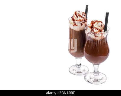 Caffè ghiacciato ricoperto di panna montata isolata su fondo bianco Foto Stock