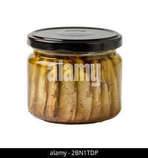 Spratti affumicati in olio d'oliva in un vaso di vetro isolato su sfondo bianco. Tradizionale ingrediente di pesce baltico per antipasti e sandwich. Pesce in scatola Foto Stock