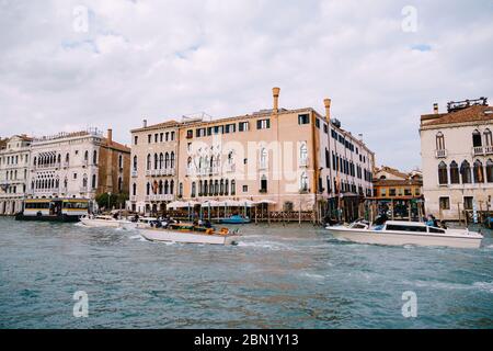 Venezia, Italia - 04 ottobre 2019: Turisti sul lungomare di Venezia, sullo sfondo delle antiche facciate di edifici che si erono nel Foto Stock
