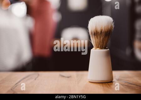 Spazzola per radere la barba, sfondo sfocato del parrucchiere per uomo, barbiere Foto Stock