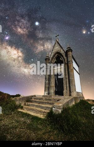 Vecchia chiesa bianca di notte con la Via Lattea Foto Stock