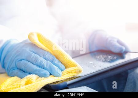 Pulizia dello schermo del telefono la disinfezione è stata ripulita il coronavirus rimuove i microbi per la prevenzione del virus COVID-19 Foto Stock
