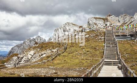 Shika Snow Mountain Scenic Area (Blue Moon Valley) con nuvole piovose, Cina. Foto Stock