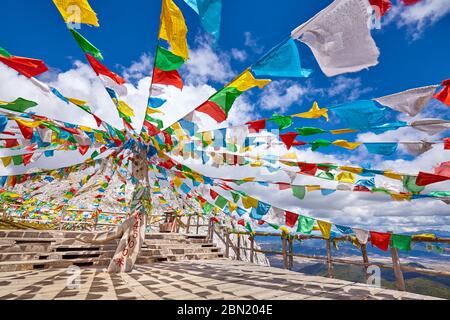 Cima della montagna di neve di Shika (4500 metri sopra il livello del mare) con le bandiere di preghiera buddiste, Cina. Foto Stock