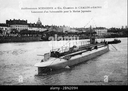 [ 1910 Francia - sottomarino giapponese ] - un sottomarino costruito per la Marina imperiale giapponese dal produttore francese di acciaio, armamenti e locomotive Schneider & Cie subito dopo essere stato lanciato presso i cantieri navali della società a Chalon-sur-Saône, nella Francia orientale. Fotografia di Bourgeois Frêres. Testo originale: Lancement d'un sommergibile pour la Marine Japonaise 20th Century cartolina. Foto Stock