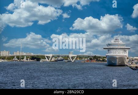 Nave da crociera con ponte levatoio di Fort Lauderdale Foto Stock