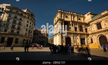 Siviglia, Spagna - 18 Febbraio 2020 - il Municipio / la Casa Consistorial de Sevilla con bellissimi dettagli architettonici vicino a Plaza Nueva a Sevill Foto Stock