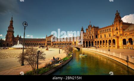 Siviglia, Spagna - 18 febbraio 2020 - la Plaza de Espana (Piazza Spagna) con il canale, barche a remi in legno e turisti in visita, a Siviglia City CEN Foto Stock