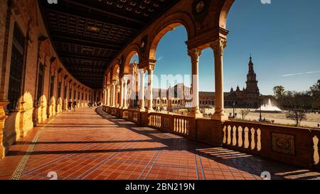 Siviglia, Spagna - 18 Febbraio 2020 - Centro della città di Siviglia Plaza De Espana / Piazza della Spagna. E' una famosa piazza situata nel Parco María Luisa, Buil Foto Stock