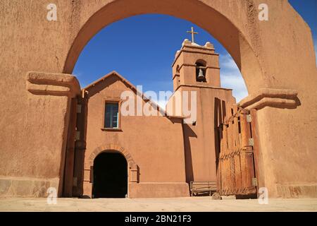 Arco dell'ingresso alla Chiesa di San Pedro de Atacama, Monumento storico nella Provincia di El Loa del Cile settentrionale Foto Stock