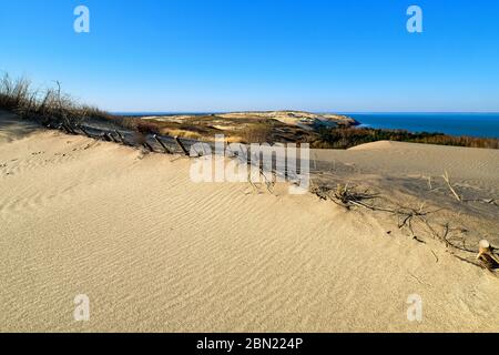 Splendida vista della costa diagonale delle dune nordiche con recinzioni protettive sommerse, colline e porto del Mar Baltico a Curonian Spit, Nida, Klaipeda, Lituania. Foto Stock