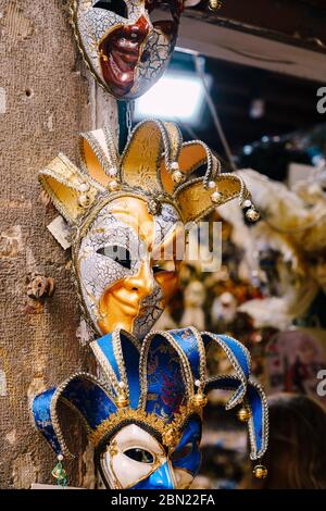 Venezia, Italia - 04 ottobre 2019: Le maschere veneziane sono un simbolo tradizionale del carnevale annuale veneziano. Venduto nella finestra di un negozio di souvenir in Foto Stock