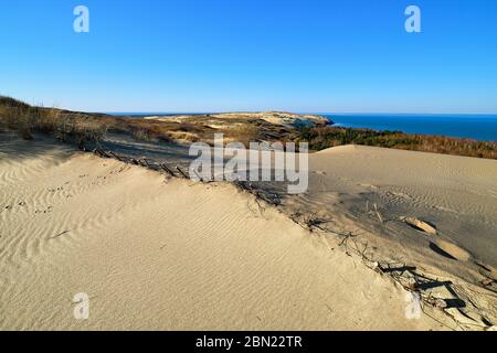 Vista della splendida costa diagonale delle dune nordiche con recinzioni protettive sommerse, colline e porto del Mar Baltico a Curonian Spit, Nida, Klaipeda, Lituania. Foto Stock