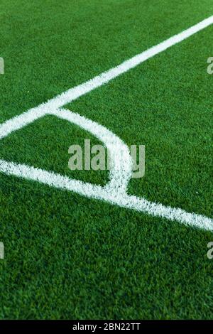 Primo piano dell'angolo del campo di calcio con segni bianchi Foto Stock