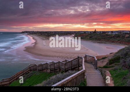 Alba presso l'iconica scala Southport a Port Noarlunga South Australia il 12 maggio 2020 Foto Stock