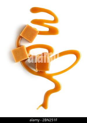composizione di caramelle al caramello isolate su sfondo bianco, vista dall'alto Foto Stock