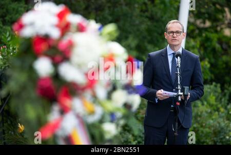 12 maggio 2020, Berlino: Michael Müller (SPD), sindaco di Berlino, parla alla commemorazione del 71° anniversario della fine dell'Airlift di Berlino presso il Memoriale dell'Airlift di fronte all'ex aeroporto Tempelhof. Nel giugno 1948, le potenze occidentali hanno lanciato l'Airlift a causa del blocco dei tre settori occidentali di Berlino. Nei mesi successivi, aerei americani e britannici portarono milioni di tonnellate di cibo e tutto l'essenziale a Berlino Ovest su diverse centinaia di migliaia di voli. Solo il 12 maggio 1949 il blocco di Berlino Ovest fu revocato dalle autorità sovietiche. Foto Stock