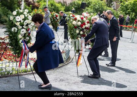 12 maggio 2020, Berlino: Michael Müller (M, SPD), sindaco di Berlino, depone una corona al memoriale dell'Airlift di fronte all'ex aeroporto Tempelhof insieme ai rappresentanti dei paesi che partecipano all'Airlift in occasione della commemorazione del 71° anniversario della fine dell'Airlift di Berlino. Nel giugno 1948, le potenze occidentali hanno lanciato l'Airlift a causa del blocco dei tre settori occidentali di Berlino. Nei mesi successivi, aerei americani e britannici portarono milioni di tonnellate di cibo e tutti gli elementi essenziali della vita a Berlino Ovest su diverse centinaia di migliaia di voli. Lo era Foto Stock