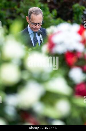 12 maggio 2020, Berlino: Michael Müller (SPD), sindaco di Berlino, parla alla commemorazione del 71° anniversario della fine dell'Airlift di Berlino presso il Memoriale dell'Airlift di fronte all'ex aeroporto Tempelhof. Nel giugno 1948, le potenze occidentali hanno lanciato l'Airlift a causa del blocco dei tre settori occidentali di Berlino. Nei mesi successivi, aerei americani e britannici portarono milioni di tonnellate di cibo e tutto l'essenziale a Berlino Ovest su diverse centinaia di migliaia di voli. Solo il 12 maggio 1949 il blocco di Berlino Ovest fu revocato dalle autorità sovietiche. Foto Stock