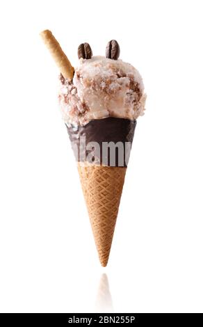 Gelato al caffè con chicchi di caffè e waffle isolati con fondo bianco su cono di cioccolato semi-immerso Foto Stock