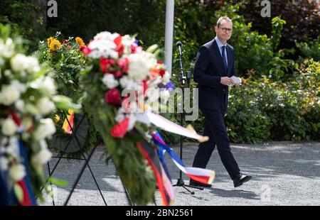 12 maggio 2020, Berlino: Michael Müller (SPD), sindaco di Berlino, si reca al suo posto al Memoriale dell'Airlift di fronte all'ex aeroporto Tempelhof dopo il suo discorso alla commemorazione del 71° anniversario della fine dell'Airlift di Berlino. Nel giugno 1948, le potenze occidentali hanno lanciato l'Airlift a causa del blocco dei tre settori occidentali di Berlino. Nei mesi successivi, aerei americani e britannici portarono milioni di tonnellate di cibo e tutti gli elementi essenziali della vita a Berlino Ovest su diverse centinaia di migliaia di voli. Non fu fino al 12 maggio 1949 che fu bloccato Berlino Ovest Foto Stock