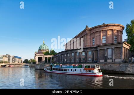 Berlino, Germania - Giugno 02 2019: Battello che passa davanti all'Alte Nationalgalerie (Galleria Nazionale Vecchia) con dietro il Ponte Friedrichs (Friedrich Foto Stock