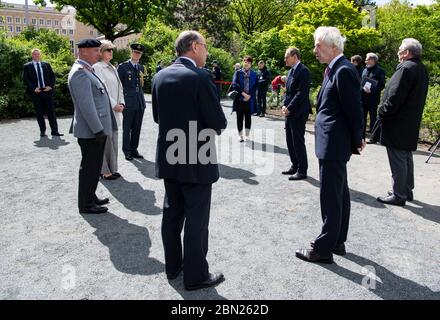 12 maggio 2020, Berlino: Michael Müller (3° da destra, SPD), sindaco di Berlino, parla con i rappresentanti dei paesi coinvolti nell'Airlift al Memoriale dell'Airlift di fronte all'ex aeroporto Tempelhof prima della commemorazione del 71° anniversario della fine dell'Airlift di Berlino. Nel giugno 1948, le potenze occidentali hanno lanciato l'Airlift a causa del blocco dei tre settori occidentali di Berlino. Nei mesi successivi, aerei americani e britannici portarono milioni di tonnellate di cibo e tutti gli elementi essenziali della vita a Berlino Ovest su diverse centinaia di migliaia di voli. Non era un Foto Stock