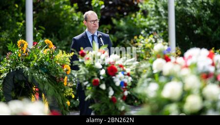 12 maggio 2020, Berlino: Michael Müller (SPD), sindaco di Berlino, parla alla commemorazione del 71° anniversario della fine dell'Airlift di Berlino presso il Memoriale dell'Airlift di fronte all'ex aeroporto Tempelhof. Nel giugno 1948, le potenze occidentali hanno lanciato l'Airlift a causa del blocco dei tre settori occidentali di Berlino. Nei mesi successivi, aerei americani e britannici portarono milioni di tonnellate di cibo e tutto l'essenziale a Berlino Ovest su diverse centinaia di migliaia di voli. Solo il 12 maggio 1949 il blocco di Berlino Ovest fu revocato dalle autorità sovietiche. Foto Stock