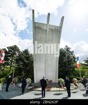 12 maggio 2020, Berlino: Michael Müller (M, SPD), sindaco di Berlino, depone una corona al memoriale dell'Airlift di fronte all'ex aeroporto Tempelhof insieme ai rappresentanti dei paesi che partecipano all'Airlift in occasione della commemorazione del 71° anniversario della fine dell'Airlift di Berlino. Nel giugno 1948, le potenze occidentali hanno lanciato l'Airlift a causa del blocco dei tre settori occidentali di Berlino. Nei mesi successivi, aerei americani e britannici portarono milioni di tonnellate di cibo e tutti gli elementi essenziali della vita a Berlino Ovest su diverse centinaia di migliaia di voli. Lo era Foto Stock