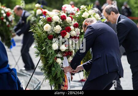 12 maggio 2020, Berlino: Michael Müller (M, SPD), sindaco di Berlino, depone una corona al memoriale dell'Airlift di fronte all'ex aeroporto Tempelhof insieme ai rappresentanti dei paesi che partecipano all'Airlift in occasione della commemorazione del 71° anniversario della fine dell'Airlift di Berlino. Nel giugno 1948, le potenze occidentali hanno lanciato l'Airlift a causa del blocco dei tre settori occidentali di Berlino. Nei mesi successivi, aerei americani e britannici portarono milioni di tonnellate di cibo e tutti gli elementi essenziali della vita a Berlino Ovest su diverse centinaia di migliaia di voli. Lo era Foto Stock