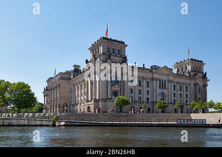 Berlino, Germania - Giugno 02 2019: Il Reichstag è un edificio storico che è ora la seconda attrazione più visitata in Germania. Foto Stock