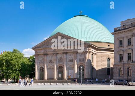 Berlino, Germania - 01 2019 giugno: La Cattedrale di S. Edvige (in tedesco Sankt-Hedwigs-Cattedrale) è una cattedrale cattolica romana situata sulla Bebelplatz. È t Foto Stock