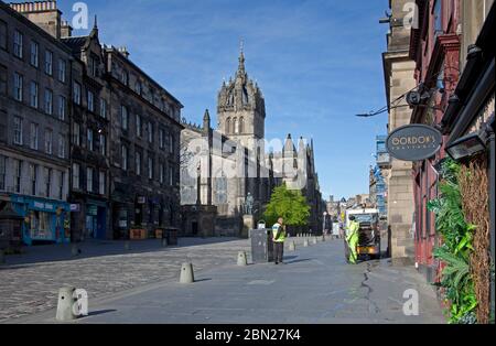 Centro di Edimburgo, Scozia, Regno Unito. 12 maggio 2020. Cinquantesimo giorno del Regno Unito Covid-19 Coronavirus Lockdown, strade e marciapiedi nella foto mostra una città senza turismo con pochissimo traffico o pedoni fuori e circa prima delle 9:45, due lavoratori essenziali a Royal Mile, Street Cleaner e Parking Attendant. Molti pub sono stati imbarcati e non si prevede che apriranno in Scozia fino a luglio. Credit: Arch White/Alamy Live News. Foto Stock