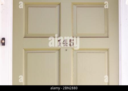 Casa numero 145 su una tradizionale porta di legno inglese Foto Stock