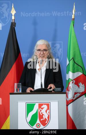 Duesseldorf, Germania. 12 maggio 2020. Isabel Pfeiffer-Poensgen (indipendente), Ministro della Cultura e della Scienza dello Stato della Renania Settentrionale-Vestfalia, interviene durante una conferenza stampa. Il governo di Stato riferirà sulla situazione attuale e sulle misure adottate dal governo di Stato nel contesto della pandemia di Corona. Credit: Federico Gambarini/dpa/Alamy Live News Foto Stock