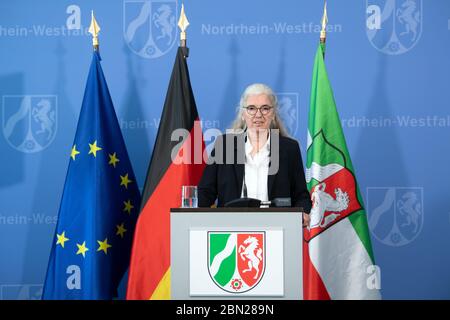 Duesseldorf, Germania. 12 maggio 2020. Isabel Pfeiffer-Poensgen (indipendente), Ministro della Cultura e della Scienza dello Stato della Renania Settentrionale-Vestfalia, interviene durante una conferenza stampa. Il governo di Stato riferirà sulla situazione attuale e sulle misure adottate dal governo di Stato nel contesto della pandemia di Corona. Credit: Federico Gambarini/dpa/Alamy Live News Foto Stock