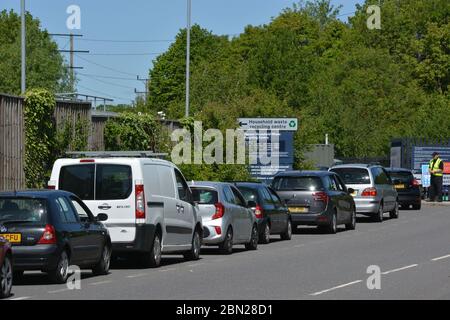 Le automobili accadiscano per usare il centro di riciclaggio della famiglia Havant, Hampshire, dopo l'annuncio dei programmi per portare il paese fuori dal blocco. Il personale del centro informa gli utenti che l'attesa per l'accesso è di circa 1.5 ore. Foto Stock