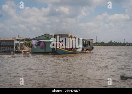 Casa galleggiante sul fiume Mekong in Vietnam, Sud Est asiatico. Vung Tau, Vietnam Foto Stock