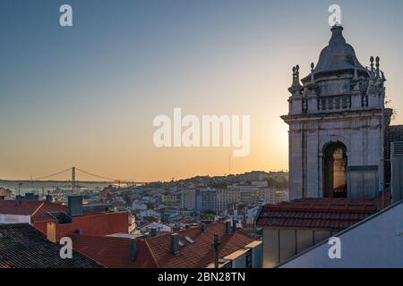 Skyline di Lisbona visto da Almada (Portogallo) Foto Stock