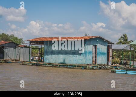 Casa galleggiante sul fiume Mekong in Vietnam, Sud Est asiatico. Ho Chi Minh, Vietnam - 19 marzo 2020 Foto Stock