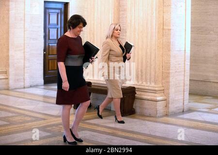 Il primo ministro Arlene Foster (a sinistra) e il vice primo ministro Michelle o'Neill camminano insieme quando arrivano a Stormont prima di annunciare all'Assemblea dell'Irlanda del Nord, l'approccio dell'Esecutivo al processo decisionale sul coronavirus. Foto Stock