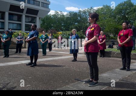 Gli infermieri si trovano al di fuori del St Thomas's Hospital nel centro di Londra per celebrare la Giornata internazionale degli infermieri. Foto Stock