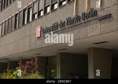 Berlino, Germania. 28 Aprile 2020. L'edificio principale della più grande scuola d'arte d'Europa. Credit: Geldan/dpa-Zentralbild/ZB/dpa/Alamy Live News Foto Stock