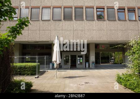 Berlino, Germania. 28 Aprile 2020. L'edificio principale della più grande scuola d'arte d'Europa. Credit: Geldan/dpa-Zentralbild/ZB/dpa/Alamy Live News Foto Stock