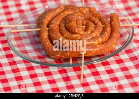 Salsicce fatte in casa preparate su bastone per barbecue Foto Stock