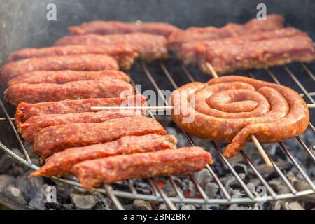 Salsicce e salsicce rumene tradizionali chiamate "mici" o "mitigei" (piatto composto da involtini di carne macinati alla griglia a forma cilindrica a partire da m Foto Stock